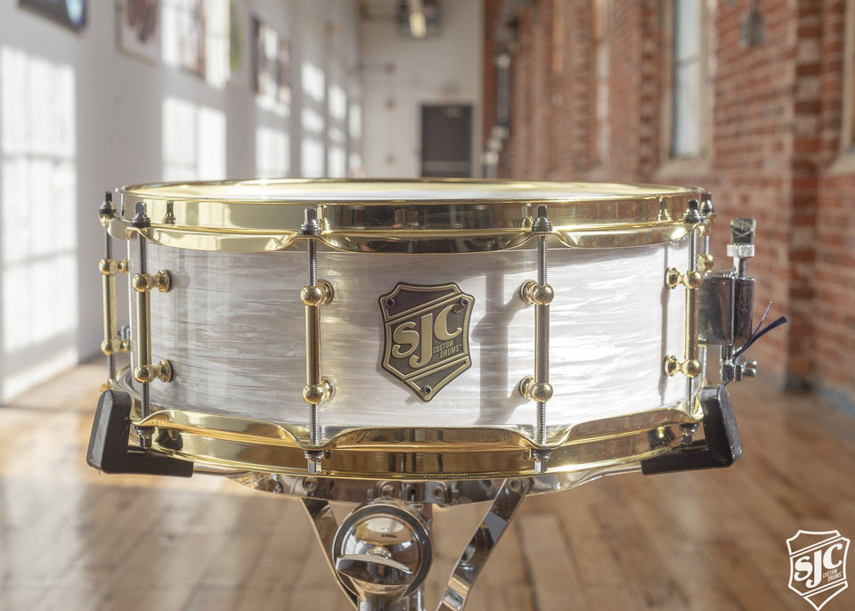 5.25x14 M5 Maple Snare - White Ripple with Brass Hardware